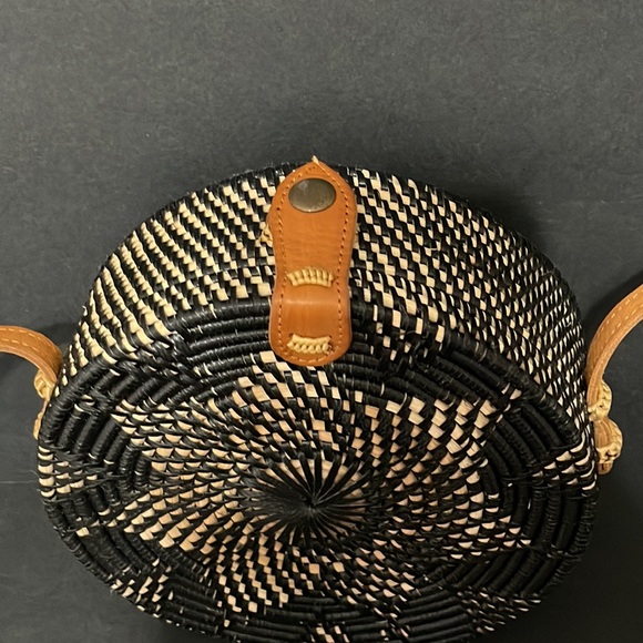 BLACK AND TAN ROUND RATTAN PURSE - Picture 4 of 12